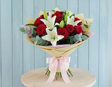 Букет цветов из:  Лилии и Розы в Петровской