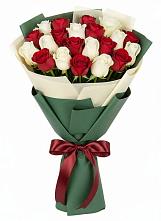 Букет Микс из красных и белых роз в Петровской