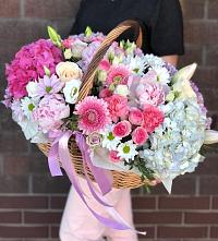 Цветочная композиция из Розы, Хризантемы, Пионы и Лизиантусы в корзине в Петровской