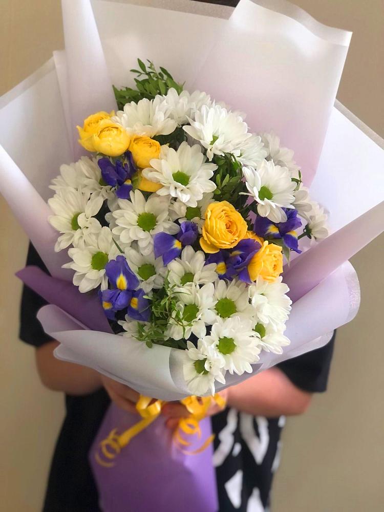 Букет цветов из: Ирисы, Хризантемы и Розы в Петровской