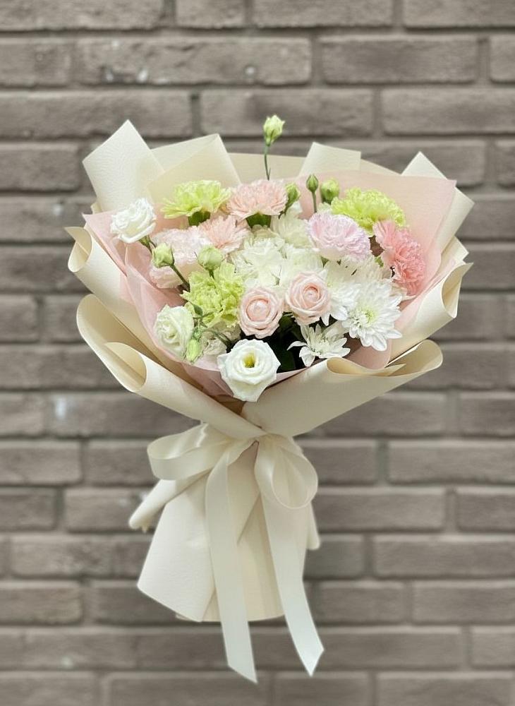 Букет цветов из: Гвоздики, Розы, Лизиантусы и Хризантемы в Петровской