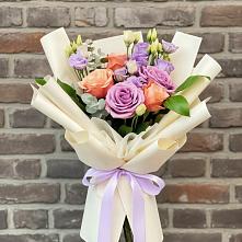 Букет цветов из:  Лизиантусы и Розы в Петровской