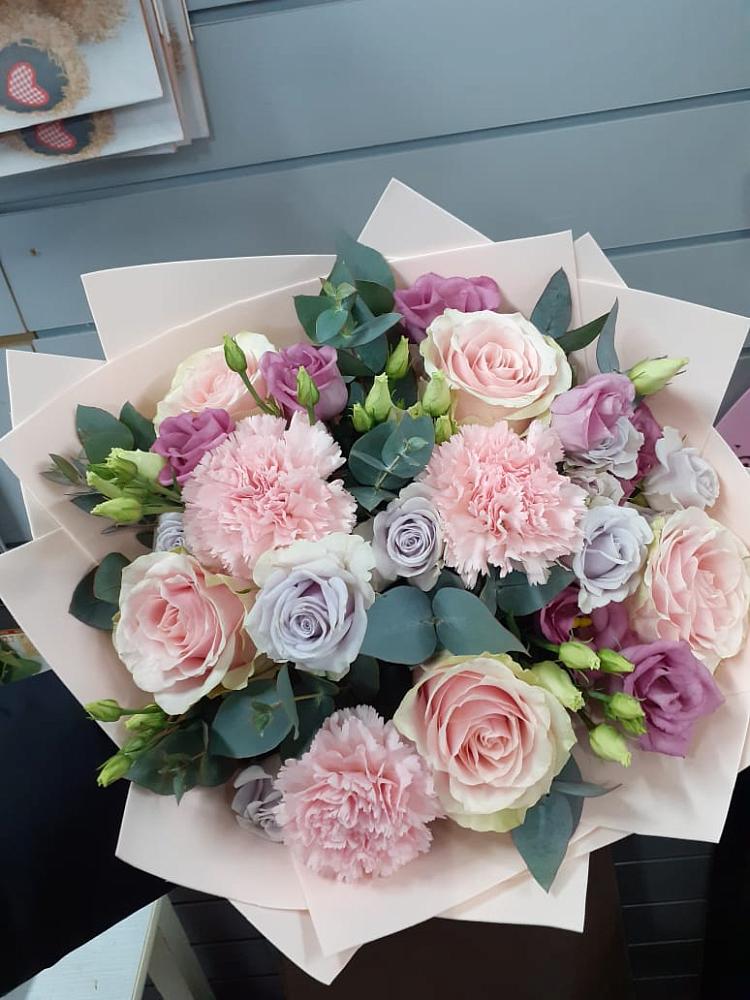 Букет цветов из: Розы, Гвоздики и Лизиантусы в Петровской